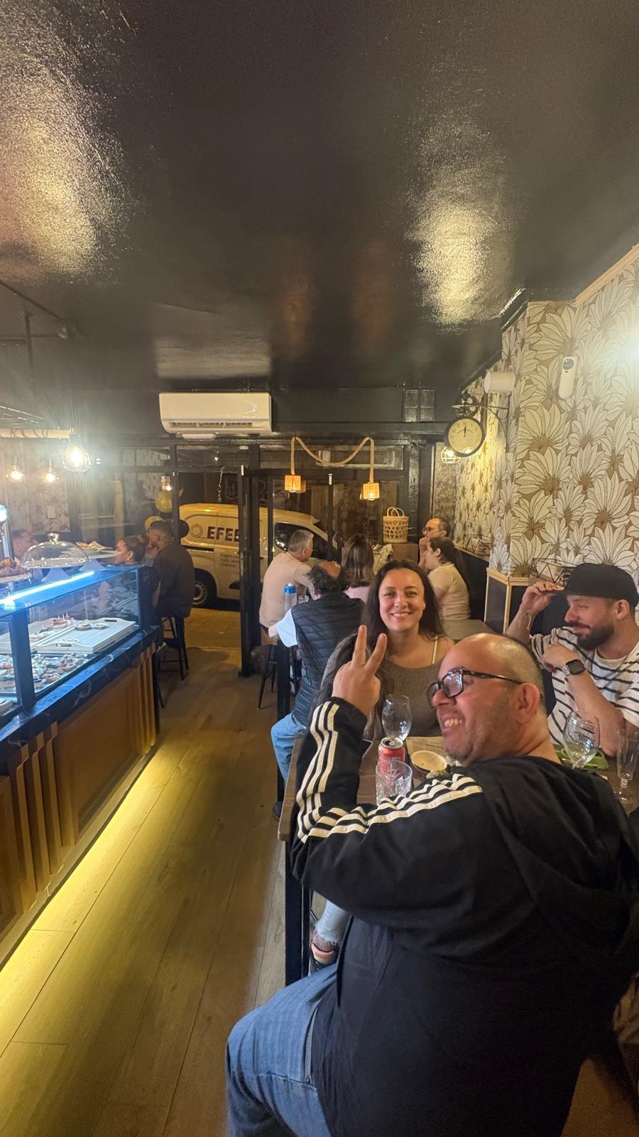 Clientes disfrutando en Cafe Flaugier